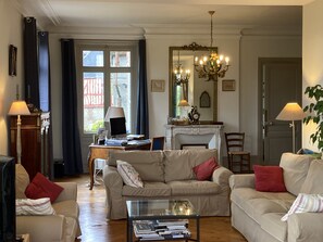 TV, fireplace - Loue Appartement, Proche Gare de Rouen, à 1h15 de Paris, Olympic Games, JO (Mont-Saint-Aignan)