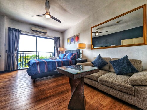 Modern Studio w/ Rooftop Pool Near Clark