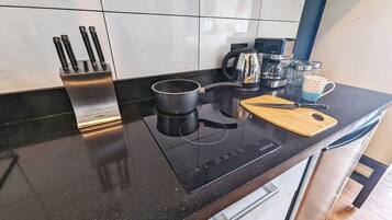 Kühlschrank, Mikrowelle, Herdplatte, Wasserkocher mit Kaffee-/Teezubehör