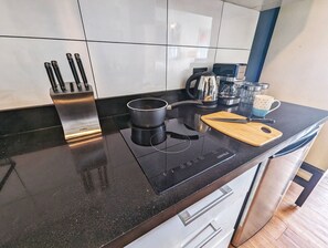 Kühlschrank, Mikrowelle, Herdplatte, Wasserkocher mit Kaffee-/Teezubehör