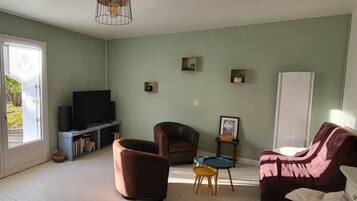 TV, DVD player, books, stereo