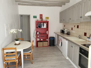 Fridge, microwave, oven, stovetop - Maison Familiale à la Campagne. Point de Départ D'escapades Touristiques ! (Nalliers)