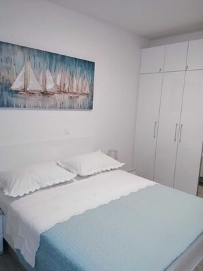 3 bedrooms, iron/ironing board, WiFi, bed sheets - Apartments Nikola (Makarska)