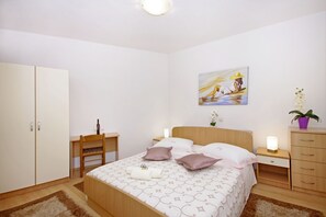 3 室のベッドルーム、アイロン / アイロン台、WiFi、ベッドシーツ