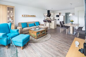 テレビ、暖炉、ステレオ