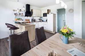 Kühlschrank, Mikrowelle, Ofen, Herdplatte