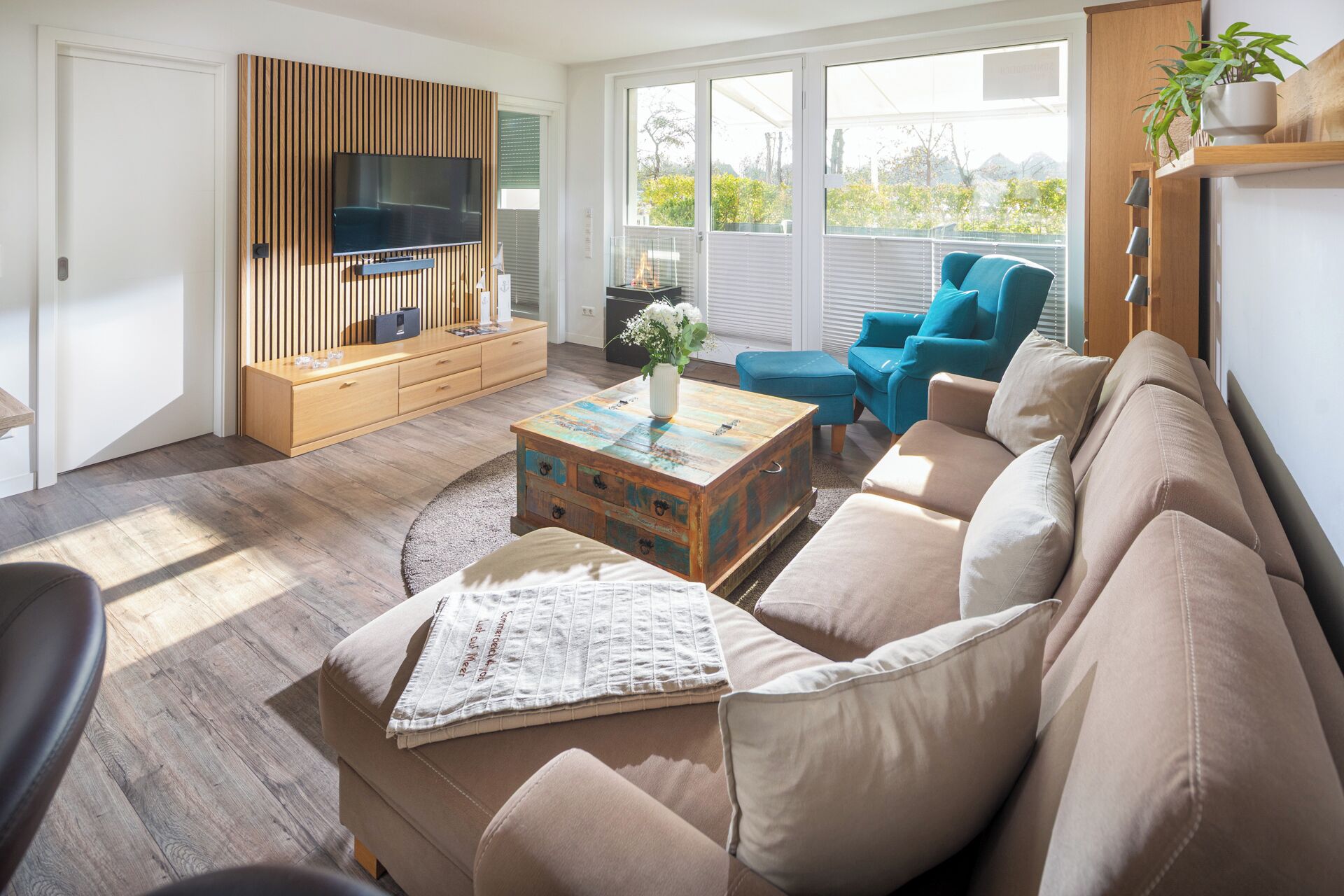 Fernseher, Kamin, Stereoanlage