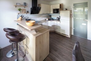 Geladeira, micro-ondas, fogão, cooktop