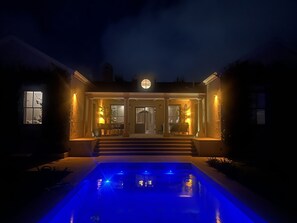 시즌별로 운영되는 야외 수영장, 수영장 파라솔, 일광욕 의자