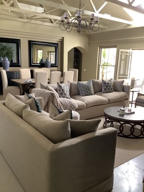 익스클루시브 빌라 | 거실 공간 | 디지털 채널 시청이 가능한 60인치 스마트 TV, 넷플릭스, 스트리밍 서비스