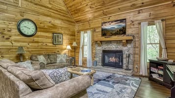 Una televisión, una chimenea