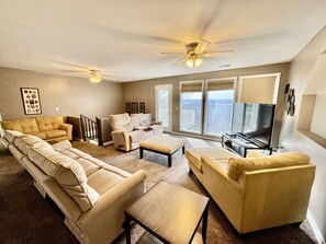 TV, fireplace, table football - Hummingbird Hideaway (Branson)