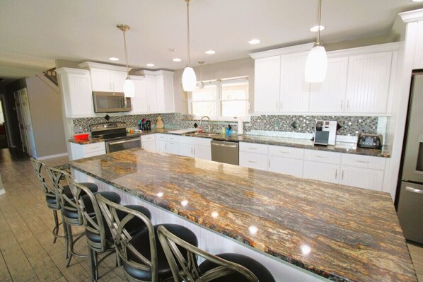 Fridge, microwave, oven, stovetop - Hummingbird Hideaway (Branson)