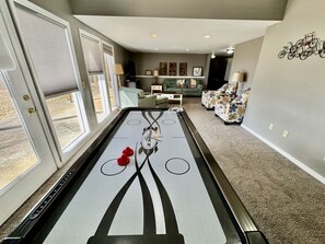 Games room - Hummingbird Hideaway (Branson)