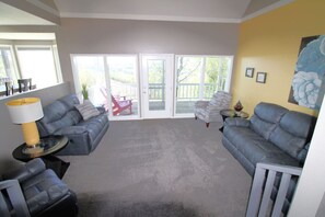 TV, fireplace, foosball - Hummingbird Hideaway (Branson)