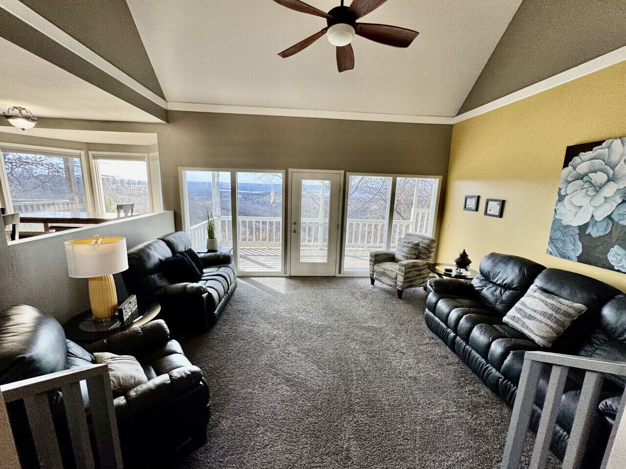 Télévision, cheminée, baby-foot