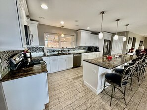 Fridge, microwave, oven, stovetop - Hummingbird Hideaway (Branson)