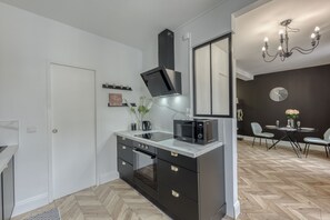 Fridge, microwave, oven, stovetop - Appartement Luxueux/15mn Fontainebleau (Montereau-Fault-Yonne)