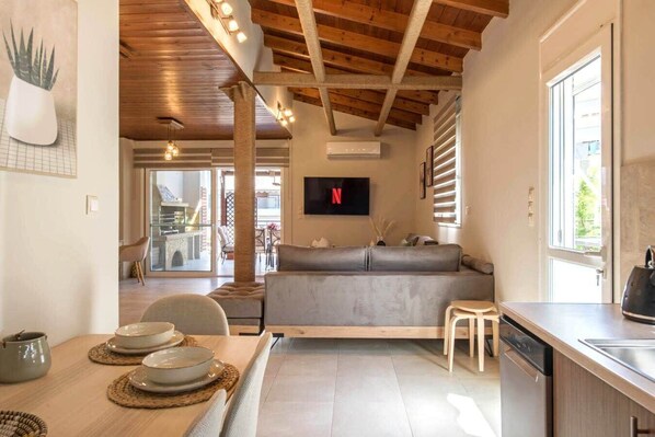 TV - Stunning and spacious apt in Athens (Athina)