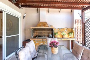 Outdoor dining - Stunning and spacious apt in Athens (Athina)
