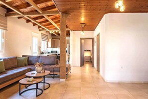 TV - Stunning and spacious apt in Athens (Athina)