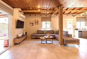 TV - Stunning and spacious apt in Athens (Athina)