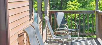 Woodland Lodging  |  Cozy Two-Level Retreat