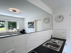 Fridge, oven, stovetop, dishwasher - Ferienwohnung Weinberg Idyll II - Panoramablick zum Bodensee (Lindau (Bodensee))