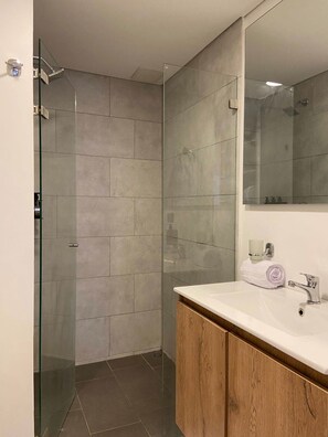 Bruser, hårtørrer, håndklæder