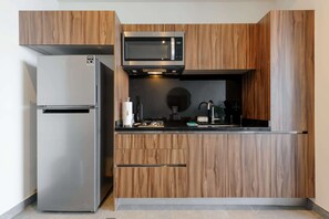 Frigorifero, microonde, forno, piano cottura