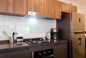 Frigorífico, microondas, placa de cocina y cafetera o tetera