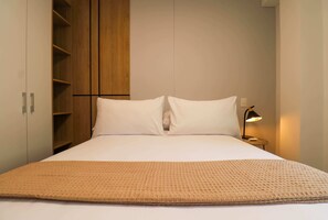 2 Schlafzimmer, Schreibtisch, Bügeleisen/Bügelbrett, WLAN