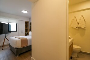 2 dormitorios, escritorio, tabla de planchar con plancha y wifi