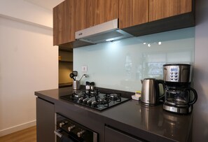 Kühlschrank, Mikrowelle, Herdplatte, Wasserkocher mit Kaffee-/Teezubehör