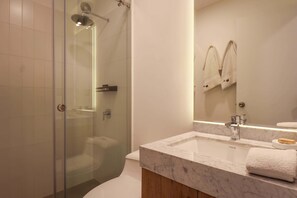 Dusche, Haartrockner, Handtücher, Shampoo