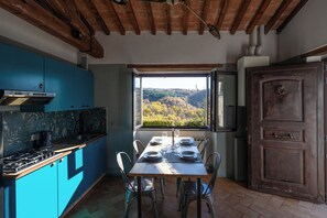 Jääkaappi, liesi, kahvin-/teenkeitin, vedenkeitin