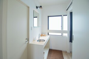Comfort Villa | Bathroom sink - Tabi Time Nishinagahori  (Osaka)