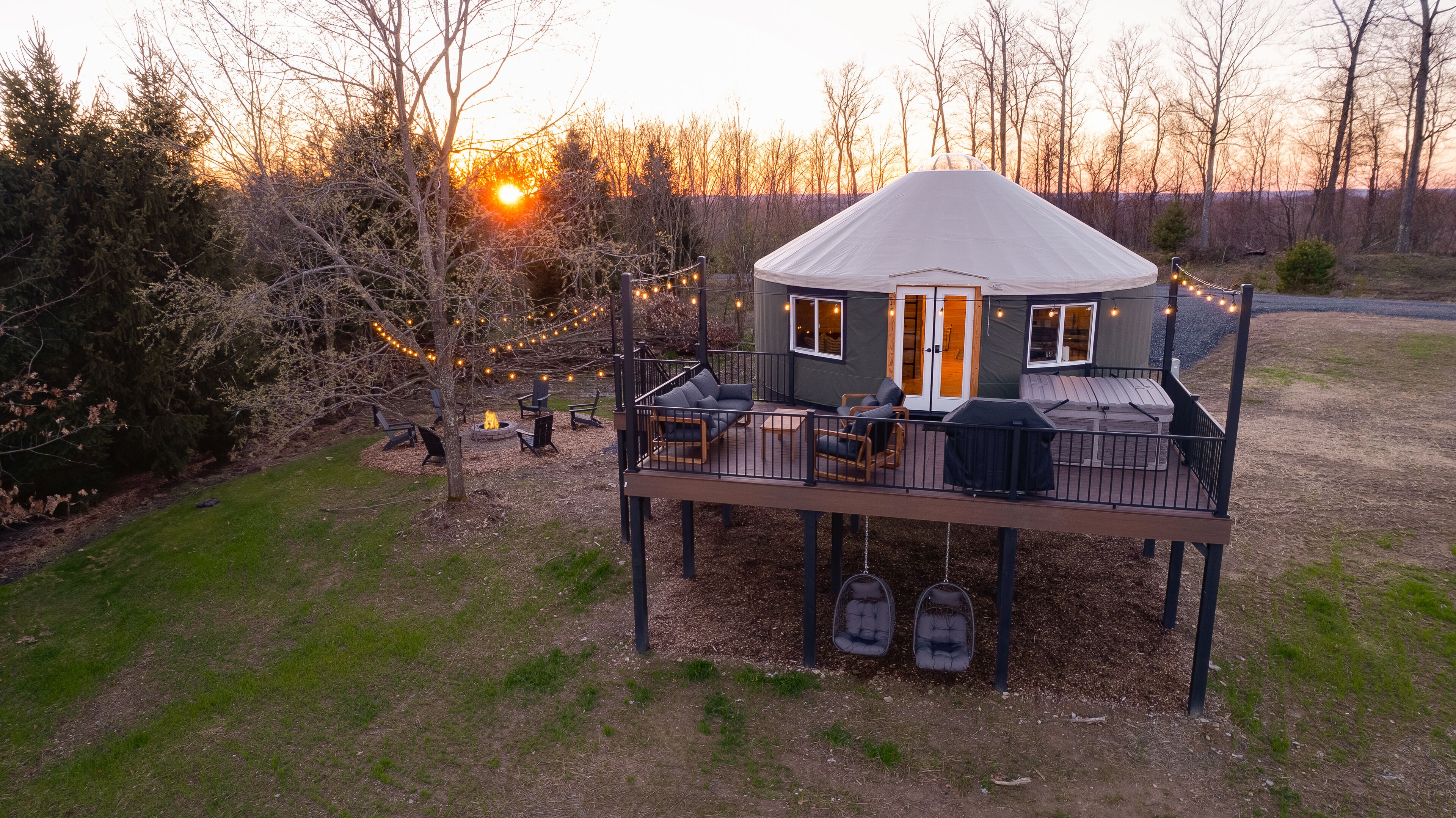 Sunrise Sanctuary YURT w/ HOT TUB, Smart TV + VIEWS!