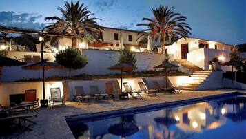 Utendørsbasseng, bassengparasoller og solsenger