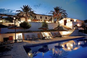 Piscine extérieure, parasols de plage, chaises longues