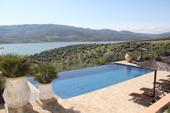 Piscine extérieure, parasols de plage, chaises longues