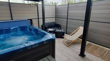 Tina de hidromasaje al aire libre