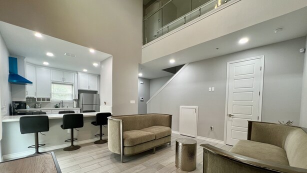 Un appartement moderne comprenant une cuisine, un coin repas et un salon.
