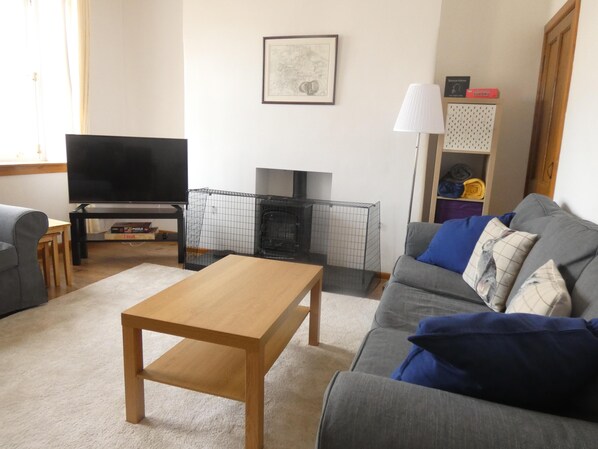 Apartment | Living area | TV - Central 2-bed Flat in Edinburgh (Edinburgh)