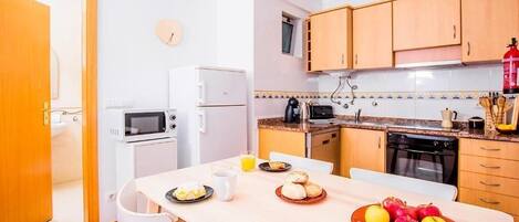 ثلاجة، ميكروويف، فرن، موقد طهي مسطح