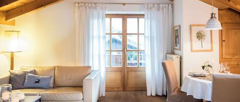 Apartamento exclusivo | Zona de estar | Televisión de pantalla plana de 32 pulgadas con canales por cable