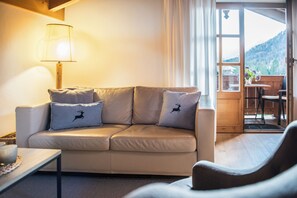 Leilighet – exclusive | Oppholdsområde | En 32-tommers Flatskjerm-TV med kabel-kanaler samt oppvarmet gulv