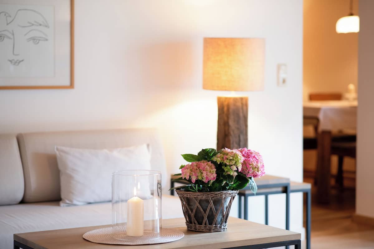 Condo exclusivo | 1 habitación, edredón y caja de seguridad en la habitación