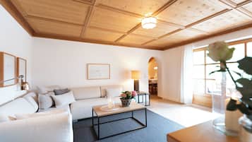 Exclusive-Apartment | Wohnbereich | 32-Zoll-Flachbildfernseher mit Kabelempfang, Fußbodenheizung