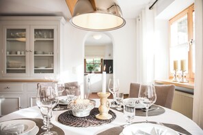 In-room dining - Haus Lesch - Stilvolle Appartements mit tollem Bergblick in Kreuth am Tegernsee (Kreuth)